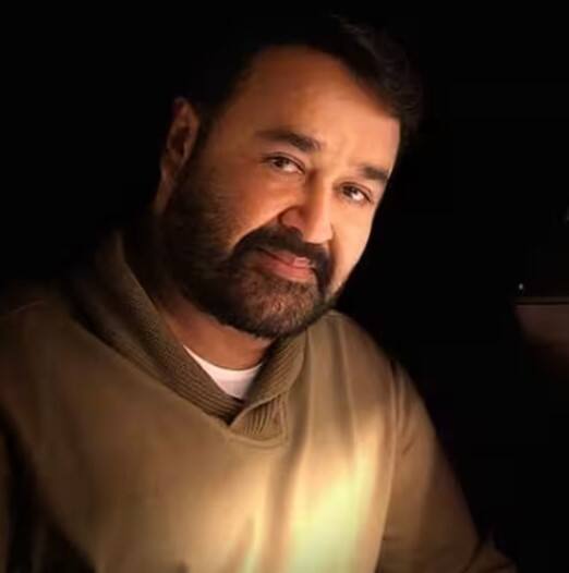 ਮੋਹਨ ਲਾਲ- ਸੁਪਰਸਟਾਰ ਮੋਹਨ ਲਾਲ ਨਾ ਸਿਰਫ ਦੱਖਣ ਫਿਲਮ ਇੰਡਸਟਰੀ ਦਾ ਇਕ ਵੱਡਾ ਨਾਂ ਹੈ, ਸਗੋਂ ਉਨ੍ਹਾਂ ਨੂੰ ਹਿੰਦੀ ਪੱਟੀ ਦੇ ਦਰਸ਼ਕ ਵੀ ਪਸੰਦ ਕਰਦੇ ਹਨ। ਇੱਕ ਤੋਂ ਵੱਧ ਇੱਕ ਹਿੱਟ ਫ਼ਿਲਮਾਂ ਦੇਣ ਵਾਲੇ ਮੋਹਨ ਲਾਲ ਸਾਲ 2009 ਵਿੱਚ ਟੈਰੀਟੋਰੀਅਲ ਆਰਮੀ ਵਿੱਚ ਸ਼ਾਮਲ ਹੋਏ ਸਨ। ਮੋਹਨ ਲਾਲ ਨੂੰ ਟੈਰੀਟੋਰੀਅਲ ਆਰਮੀ ਵਿੱਚ ਲੈਫਟੀਨੈਂਟ ਕਰਨਲ ਦਾ ਰੈਂਕ ਦਿੱਤਾ ਗਿਆ ਸੀ।