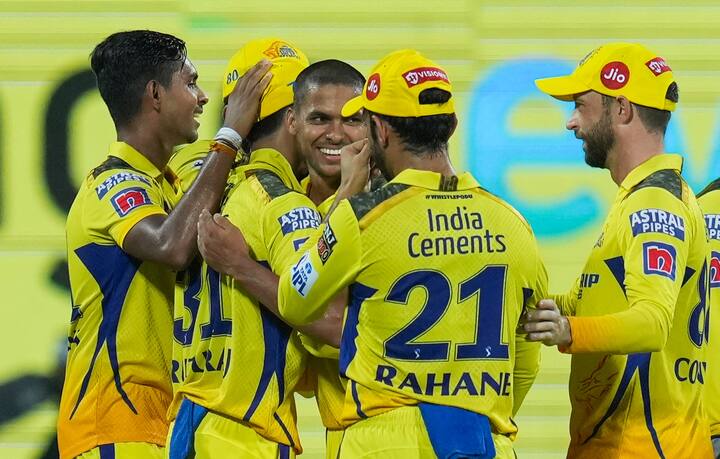 இறுதியாக 18.4 ஓவர்களில் இலக்கை எட்டி சன்ரைசஸ் ஹைதராபாத் அணியை சென்னை சூப்பர் கிங்ஸ் அணி 7 விக்கெட்டுகள் வித்தியாசத்தில் வீழ்த்தி அபார வெற்றி பெற்றது.