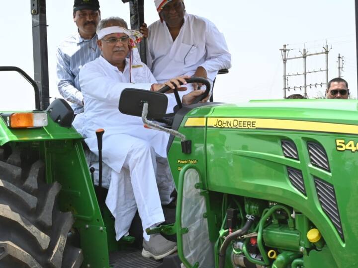 CM Bhupesh Baghel Driving Tractor while farming at Indira Gandhi Agriculture university Photo Surfaces ANN Chhattisgarh News: सीएम भूपेश बघेल का किसान अवतार, ट्रैक्टर चलाकर खेत की जुताई करते दिखे मुख्यमंत्री