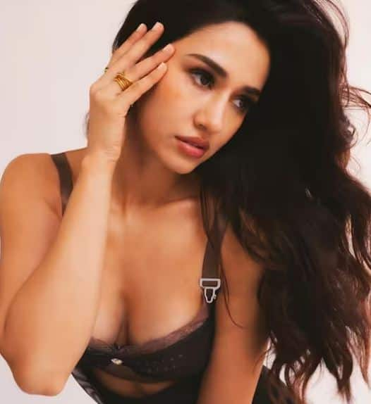 Disha Patani Pics : थाई-हाई सिल्क ड्रेस में दिशा पटानी ने लगाई आग, तस्वीरें देख फैन्स बोले-वाह