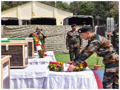Poonch Terror Attack: नम हुईं आंखें, पुंछ शहीदों की अंतिम यात्रा में गूंजे 'भारत माता की जय' के नारे, देखें तस्वीरें