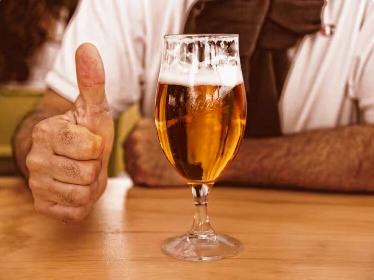 expiry date of beer within how many days should it be consumed after opening ਪੁਰਾਣੀ ਵਿਸਕੀ ਬਹੁਤ ਮਹਿੰਗੀ ਵਿਕਦੀ ਹੈ, ਫਿਰ ਬੀਅਰ ਨਾਲ ਅਜਿਹਾ ਕਿਉਂ ਨਹੀਂ? ਜਾਣੋ ਕਾਰਨ