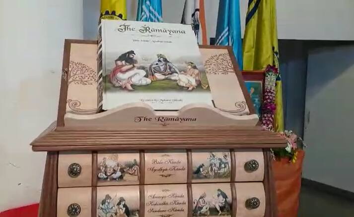 हे भव्य पुस्तक वाचण्याची सोय असलेल्या विशेष लाकडी पेटीसह हा ग्रंथ वाचकांना मिळणार आहे.