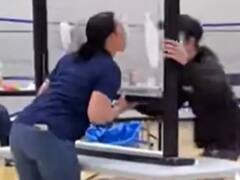 अमेरिकी स्कूल में छात्रों और शिक्षकों के बीच अजीबोगरीब 'लिकिंग' प्रतियोगिता, लोगों में गुस्सा