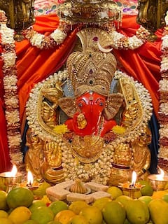 Akshaya Tritiya 2023 : अक्षय्य तृतीयेनिमित्त मुंबईच्या सिध्दिविनायक मंदिरात आंब्याची आरास, सकाळपासून दर्शनासाठी भाविकांची गर्दी!