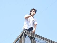 Shah Rukh Khan: शाहरुखनं मन्नतच्या बाल्कनीत येऊन चाहत्यांना दिल्या ईदच्या शुभेच्छा; पाहा फोटो