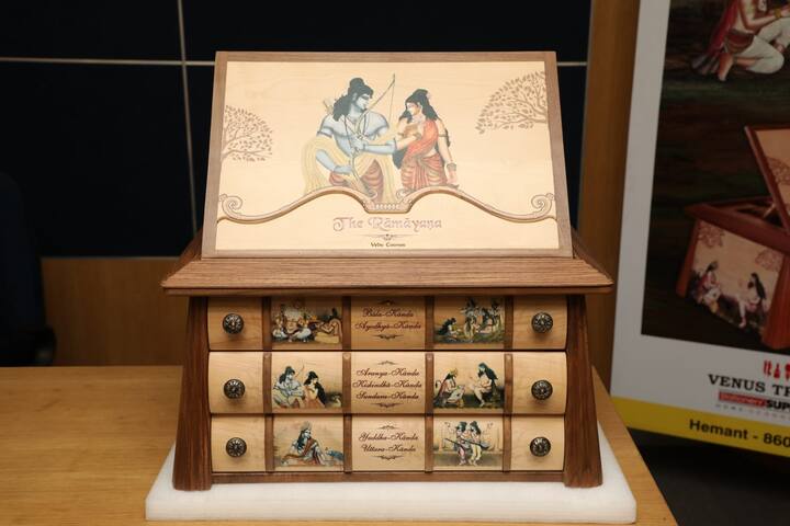 वाल्मिकी रामायणास भारतीय परंपरेत अत्यंत महत्वाचे स्थान आहे. आजवर विविध माध्यमातून रामायण आपल्यासमोर आले आहे. आता हे महाकाव्य 10 खंड असलेल्या एका संचाच्या अद्वितीय रुपात आपल्याला वाचायला मिळणार आहे.