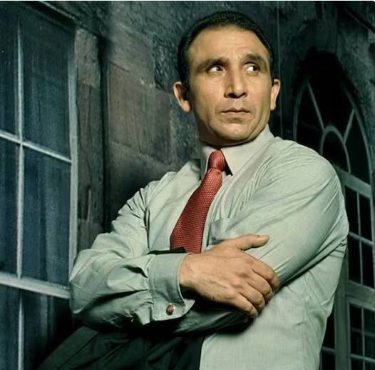 ਵਿਕਰਮਜੀਤ ਕੰਵਰਪਾਲ - ਪੇਜ-3 ਰਾਹੀਂ ਆਪਣੇ ਫਿਲਮੀ ਕਰੀਅਰ ਦੀ ਸ਼ੁਰੂਆਤ ਕਰਨ ਵਾਲੇ ਵਿਕਰਮਜੀਤ ਨੇ ਆਪਣੇ ਹੁਨਰ ਨਾਲ ਇੰਡਸਟਰੀ ਵਿੱਚ ਪਛਾਣ ਬਣਾਈ। ਇਸ ਤੋਂ ਬਾਅਦ ਉਨ੍ਹਾਂ ਨੇ ਕਈ ਵੱਡੀਆਂ ਫਿਲਮਾਂ 'ਚ ਅਹਿਮ ਭੂਮਿਕਾਵਾਂ ਨਿਭਾਈਆਂ। ਪਰ ਫਿਲਮਾਂ 'ਚ ਆਉਣ ਤੋਂ ਪਹਿਲਾਂ ਉਹ ਭਾਰਤੀ ਫੌਜ 'ਚ ਅਫਸਰ ਵਜੋਂ ਕੰਮ ਕਰ ਰਹੇ ਸਨ। ਵਿਕਰਮਜੀਤ ਕੰਵਰਪਾਲ ਭਾਰਤੀ ਫੌਜ ਵਿੱਚ ਮੇਜਰ ਸਨ ਅਤੇ ਸੇਵਾਮੁਕਤ ਹੋਣ ਤੋਂ ਬਾਅਦ, ਉਸਨੇ ਅਦਾਕਾਰੀ ਦੇ ਆਪਣੇ ਜਨੂੰਨ ਨੂੰ ਜਿਉਣ ਦਾ ਫੈਸਲਾ ਕੀਤਾ।