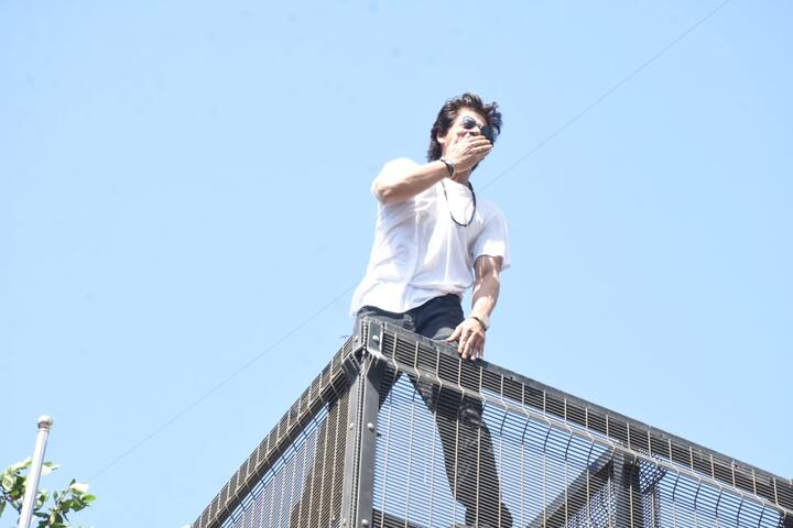 This Eid too, SRK was seen in a white T and black trousers waving at his fans from his terrace