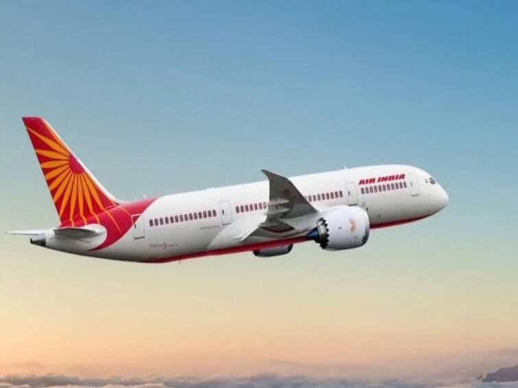 Airlines Aviation regulator summons air india pilot for allowing women friend into cockpit Airlines: நடுவானில் பறந்த விமானம்...! காக்பிட்டிற்கு தோழியை அழைத்துச் சென்ற விமானி..! அடுத்து நடந்தது என்ன?
