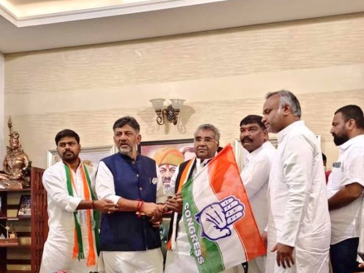 Karnataka Assembly Elections 2023 Two BJP leaders joined Congress DK Shivakumar and Priyank Kharge got membership Karnataka Election 2023: कर्नाटक में बीजेपी को झटका, कांग्रेस में शामिल हुए दो नेता, डीके शिवकुमार और प्रियांक खरगे ने दिलाई सदस्यता