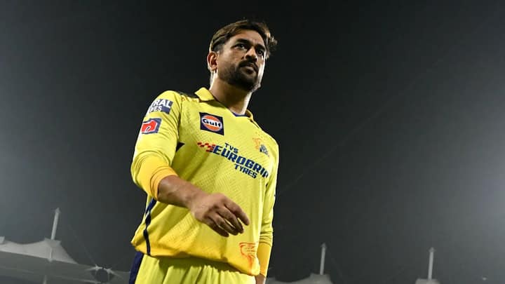 সানরাইজার্স হায়দরাবাদের বিরুদ্ধে ম্যাচেও জোড়া রেকর্ড গড়লেন সিএসকে অধিনায়ক। ম্যাচে তাঁর কিপিং দেখলে কে বলবে, এই মানুষটা বর্তমানে আইপিএল বাদে আর কোনও প্রতিযোগিতামূলক ক্রিকেটই খেলেন না।