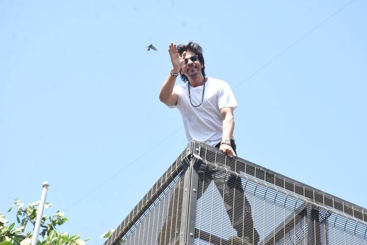 SRK was also accompanied by his youngest son AbRam