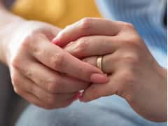 क्या आप भी पहनते हैं अंगूठी? तो जान लीजिए इसका आपके स्वास्थ्य पर क्या असर पड़ता है?