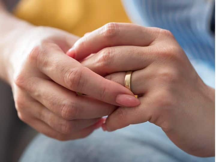क्या उंगलियों में पहनी जाने वाली अंगूठी भी स्वास्थ्य के लिए बड़ा खतरा पैदा कर सकती है? सुनने में यह बात अजीब जरूर लग रही होगी, लेकिन इसमें सच्चाई है. रिंग भी आपकी हेल्थ के लिए मुसीबत बन सकती है.