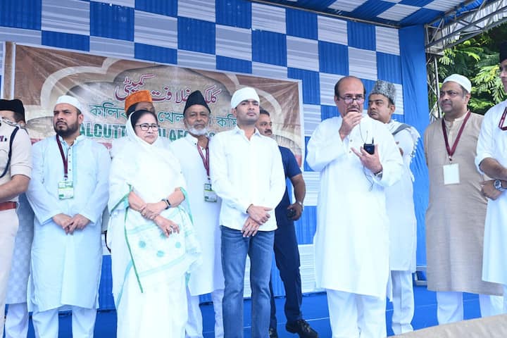 এদিন রেড রোডের অনুষ্ঠানে হাজির ছিলেন অভিষেক বন্দ্যোপাধ্যায়ও। তিনিও সম্প্রীতির বার্তা দেন।
