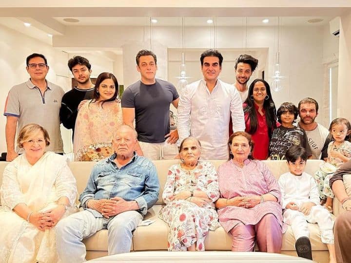 Aayush Sharma shares salman khan family photo on eid occasion see here Eid 2023: आयुष शर्मा ने फैंस को दी ईद की बधाई, सलमान खान की फैमिली संग शेयर की ये फोटो