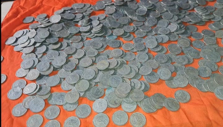 संतोष पाटील यांनी छत्रपतीची प्रतिमा असलेली नाणी छत्रपती उदयनराजे भोसले, छत्रपती शिवेंद्रराजे भोसले त्याचबरोबर जिजाऊ मा साहेबांचे वंशज नामदेवराव जाधव यांना देखील दाखवले आहेत.