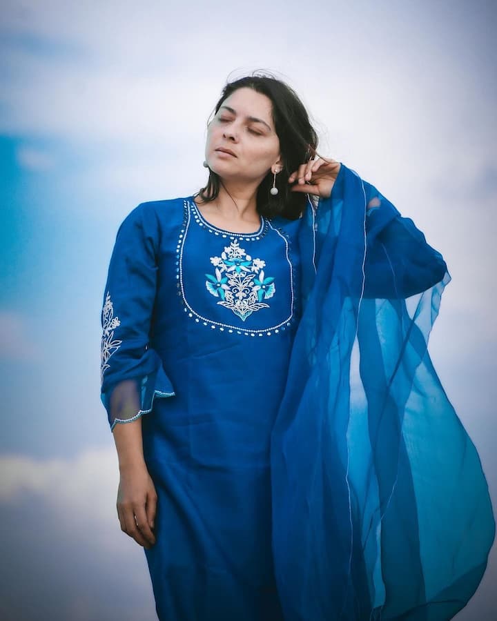 मराठी चित्रपसृष्टीतील प्रसिद्ध अभिनेत्री सोनाली कुलकर्णी ही सोशल मीडियावर तिच्या वेगवेगळ्या लूकमधील फोटो शेअर करत असते.