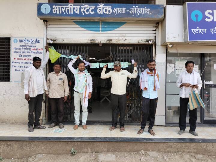 मागील काही वर्षापासून पीक कर्ज धारक शेतकऱ्यांच्या खात्यातून परस्पर विमा रक्कम कपात केल्याचा प्रकार समोर