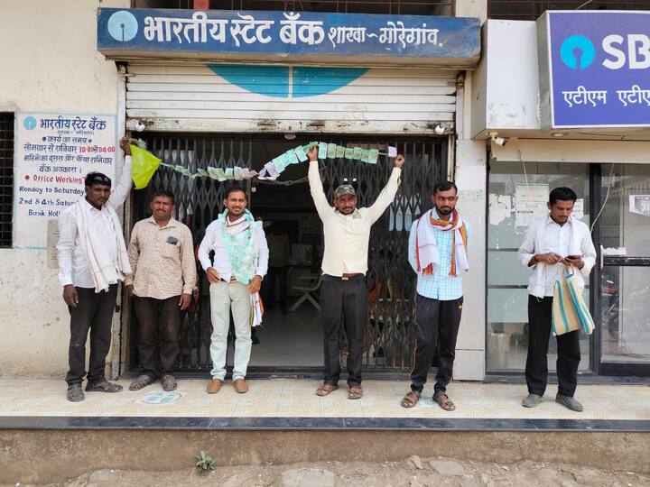 परस्पर पीक विमा कपात केल्याने स्वाभिमानी शेतकरी संघटनेच्या कार्यकर्त्यांसह शेतकरी आक्रमक झाल्याचे पाहायला मिळाले.