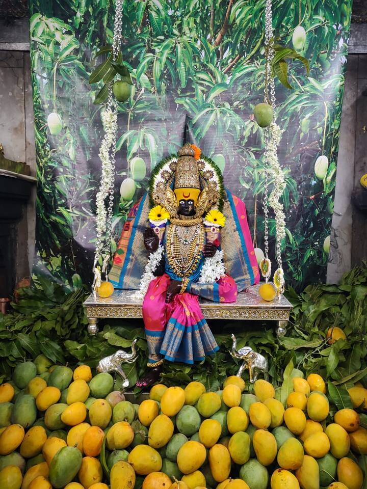 मयूर मुनीश्वर, सुकृत मुनिश्वर, सोहम मुनिश्वर, श्रीनिवास जोशी यांनी बांधली.