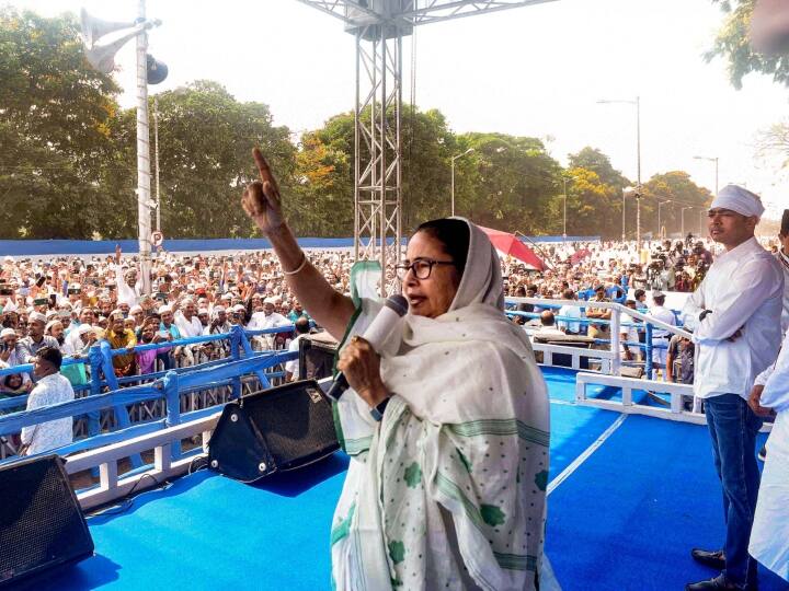 West Bengal BJP leader Suvendu Adhikari attacks Mamata Banerjee called her Communal CM over her Eid speech West Bengal: 'ईद के त्योहार में जहर...', शुभेंदु अध‍िकारी ने ममता बनर्जी को कहा कम्युनल मुख्यमंत्री