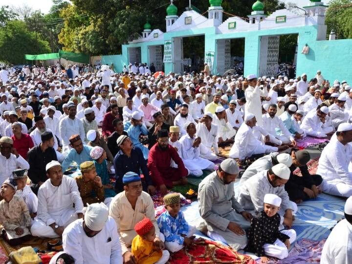 Kanpur Eid Namaj:  कानपुर की बड़ी ईदगाह मस्जिद में भी बड़ी संख्या में नमाजी ममाज अता करने के लिए पहुंचे. यहां करीब दो लाख लोगों ने ईद की नमाज अदा की.