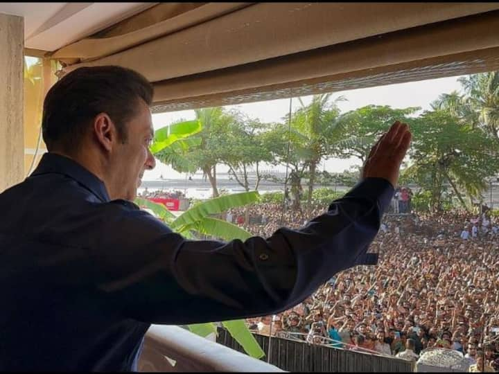 Salman Khan waved at fans from his balcony on Eid. As a custom, Salman does this every Eid and Diwali to thousands of fans who gather outside his house. Take a look at the pictures.