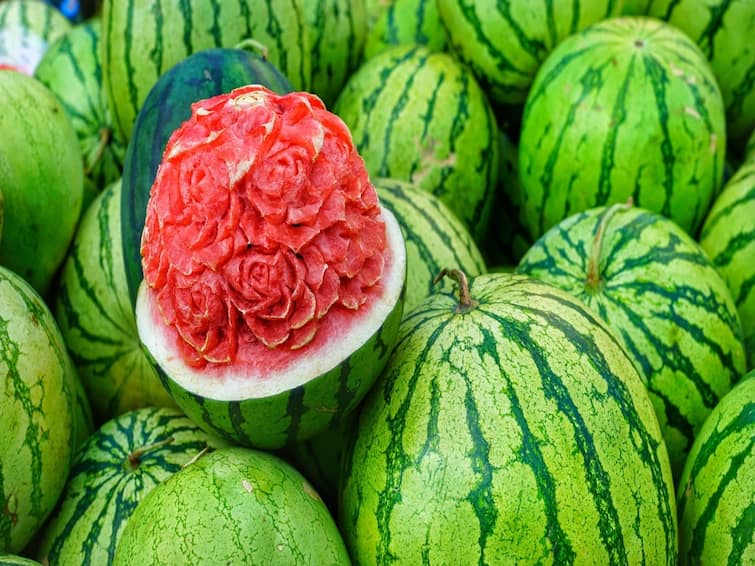 How to pick a red juicy watermelon Watermelon: పుచ్చకాయను కొయ్యకుండానే పండిందో, లేదో చెప్పేయొచ్చు - ఇదిగో ఇలా!