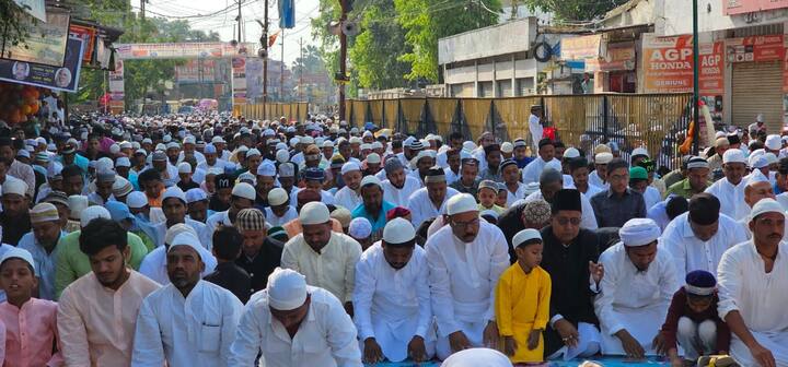 मुजफ्फरपुर में लोगों ने हर्षोल्लास के साथ ईद मनाया. इस मौके पर एसडीओ पूर्वी और नगर डीएसपी उपस्थित रहे.