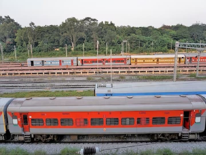 आज हम आपको भारतीय रेलवे की सबसे लंबे रूट के बारे में बताने जा रहे हैं, जो 4,189 किलोमीटर का है. विवेक एक्सप्रेस इस सफर को 4 दिन में पूरा करती है.