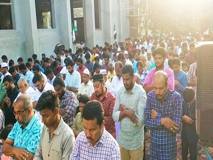 A special prayer was held in Madurai where Muslims participated in different areas Ramzan : மதுரையில் பல்வேறு பகுதிகளில் மகிழ்ச்சியுடன் நடைபெற்றது இஸ்லாமியர்கள் சிறப்பு தொழுகை..