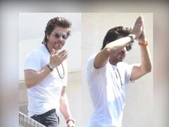 Shah Rukh Khan: शाहरुखनं मन्नतच्या बाल्कनीत येऊन चाहत्यांना दिल्या ईदच्या शुभेच्छा; पाहा फोटो