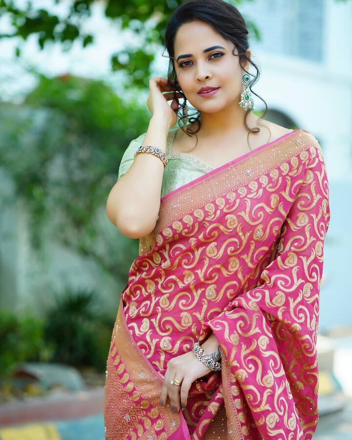 ప్రస్తుతం పుష్ప 2 సినిమాలో దాక్షాయణి పాత్రలో నటిస్తోంది. Image Credit: Anasuya Bhardwaj/Instagram