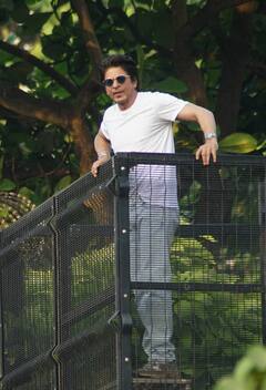 Shah Rukh Khan: ਸ਼ਾਹਰੁਖ ਖਾਨ ਨੇ ਵੱਖਰੇ ਅੰਦਾਜ਼ 'ਚ ਫੈਨਜ਼ ਨੂੰ ਦਿੱਤੀ ਈਦ ਦੀ ਵਧਾਈ, ਮੰਨਤ ਦੇ ਬਾਹਰ ਆ ਕੇ ਫੈਨਜ਼ ਨੂੰ ਕੀਤਾ ਵਿਸ਼