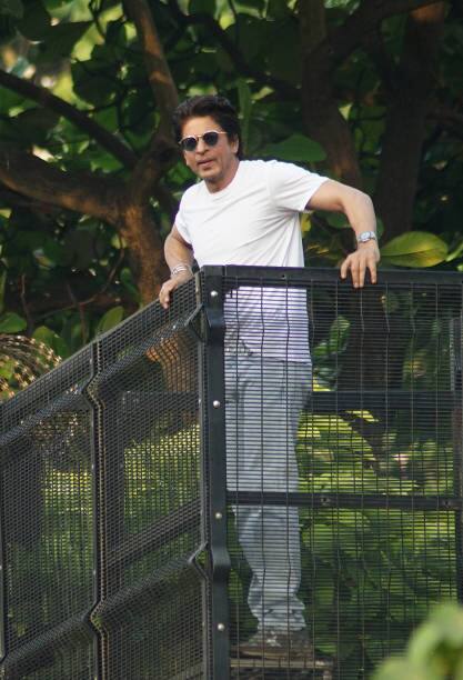 ਈਦ (EID 2023) ਦੇ ਖਾਸ ਮੌਕੇ 'ਤੇ ਸ਼ਾਹਰੁਖ ਖਾਨ ਨੇ ਆਪਣੇ ਘਰ ਮੰਨਤ ਦੇ ਬਾਹਰ ਮੌਜੂਦ ਹਜ਼ਾਰਾਂ ਪ੍ਰਸ਼ੰਸਕਾਂ ਨੂੰ ਈਦੀ ਦਿੱਤੀ ਹੈ। ਅਜਿਹੇ 'ਚ ਇਸ ਦੌਰਾਨ ਸ਼ਾਹਰੁਖ ਖਾਨ ਦਾ ਇਕ ਤਾਜ਼ਾ ਵੀਡੀਓ ਸੋਸ਼ਲ ਮੀਡੀਆ 'ਤੇ ਸਾਹਮਣੇ ਆਇਆ ਹੈ।