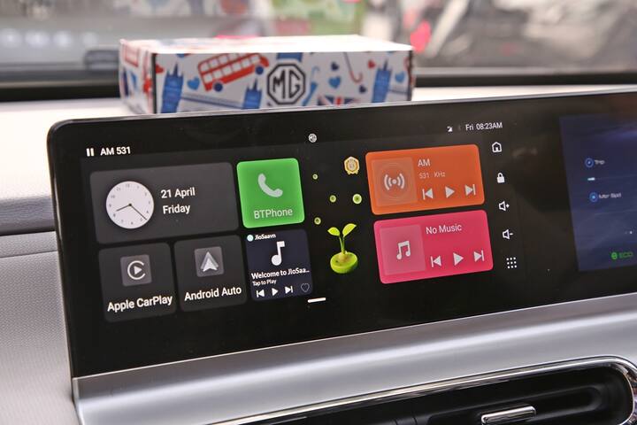 इसके अलावा इसके केबिन में वायरलेस एंड्राइड ऑटो और कार प्ले, 2 स्पीकर के साथ ऑडियो सिस्टम, 12V पावर सॉकेट, फ़ास्ट चार्जिंग के साथ 3 यूएसवी पोर्ट, IP67 बैटरी, ड्यूल एयरबैग, एबीएस/ईबीडी, रियर पार्किंग सेंसर के साथ कैमरा, फॉलो मी होम हेडलैंप्स,  टीपीएमएस, सभी सीटों के लिए सीट बेल्ट रिमाइंडर, 3 पॉइंट सीट बेल्ट, ISOFIX जैसे फीचर्स मौजूद हैं.