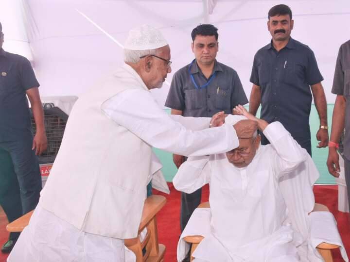 बिहार में आज (22 अप्रैल को) को ईद का त्योहार धूमधाम से मनाया जा रहा है. ईद-उल-फितर के मौके पर बिहार के मुख्यमंत्री नीतीश कुमार पटना के गांधी मैदान पहुंचे जहां लोगों ने नमाज़ अता की.