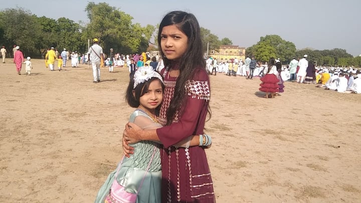 शनिवार सुबह भागलपुर सहित पूरे जिले में ईद की नमाज पढ़ी गई. सुबह से ही लोगों ने नए-नए कपड़े पहनकर ईद की नमाज पढ़ने मस्जिद पहुंचे. नमाज पढ़ने के बाद लोगों ने एक दूसरे से गले मिलकर ईद की बधाइयां दी.