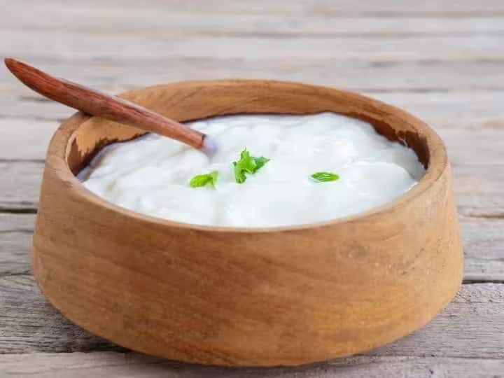 ઉનાળાની ઋતુમાં દહીં ખાવાનું ચલણ વધી જાય છે. દહીંને ભારતીય ભોજનનો મુખ્ય ભાગ માનવામાં આવે છે. કારણ કે લોકો તેને અલગ-અલગ ખાદ્યપદાર્થો સાથે ઉત્સાહથી ખાવાનું પસંદ કરે છે.