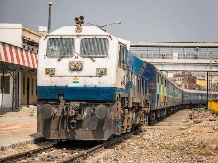 Vivek Express: आज हम आपको भारतीय रेलवे के सबसे लंबे ट्रेन रूट के बारे में जानकारी दे रहे हैं. भारत में सबसे लंबी दूरी करने वाली ट्रेन है विवेक एक्सप्रेस. जानते हैं इस ट्रेन के बारे में.