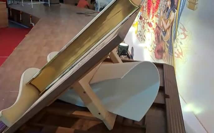 स्वरोस्की क्रिस्टलने सजवलेल्या या ग्रंथामध्ये, रामायणातील महत्वाचे प्रसंग 200 पेक्षा जास्त चित्रांच्या माध्यमातून मांडण्यात आले आहेत.