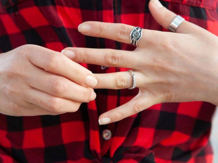 कुछ लोग फैशनेबल या स्टाइलिश दिखने के लिए तो कुछ लोग धार्मिक या आध्यात्मिक उद्देश्यों की वजह से हाथों में अंगूठी पहनना पसंद करते हैं. कई लोग ऐसे भी हैं, जो सालों तक एक ही रिंग अपनी उंगली में फंसाएं रखते हैं. आपको यह जानकर हैरानी होगी कि एक ही अंगूठी को लंबे समय तक पहने रखने से आपको एक गंभीर समस्या हो सकती है.