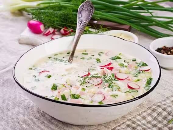 ડુંગળી અને દહીંઃ ડુંગળીની બનેલી વસ્તુઓ સાથે દહીંનું સેવન ક્યારેય ન કરવું જોઈએ. ઘણા લોકો તેમના રાયતામાં સમારેલી ડુંગળી ઉમેરવાની ભૂલ કરે છે. ડુંગળીની અસર ગરમ છે. જ્યારે રાયતા ઠંડુ થાય છે. આ બે વસ્તુઓ એકસાથે ખાવાથી પિમ્પલ્સ, ત્વચામાં બળતરા, ત્વચા પર ફોલ્લીઓ થઈ શકે છે.
