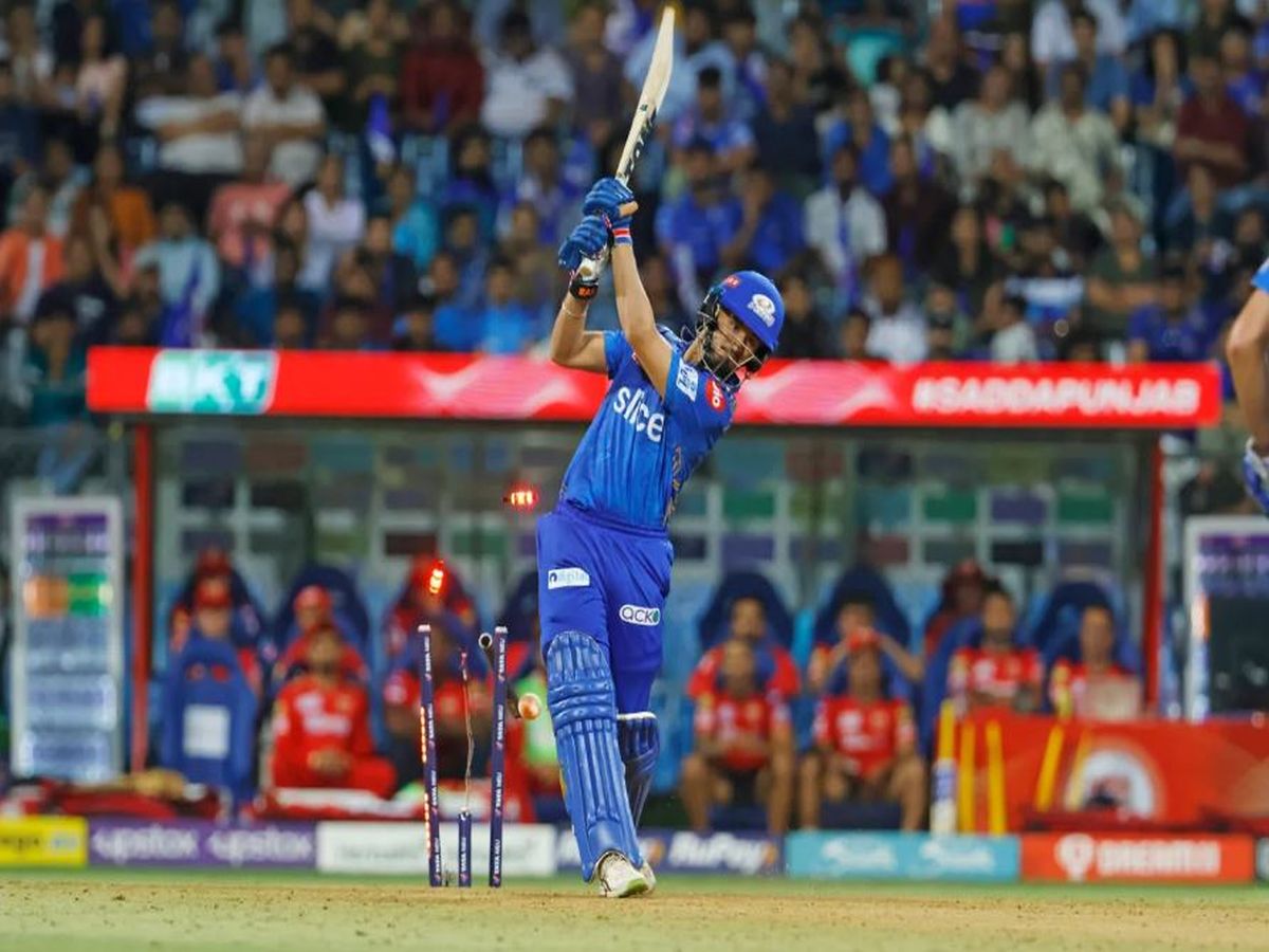 IPL 2023 Arshdeep Singh Breaks Stumps Viral Video Worth 24 Lakh Twice In Last Over Of MI vs PBKS Clash Indian Premier League