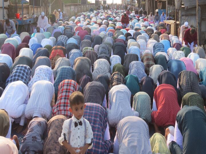 நாகூர் கடற்கரையில் ரம்ஜான் சிறப்பு தொழுகை - ஆயிரக்கணக்கான பெண்கள் உட்பட திரளான இஸ்லாமியர்கள் பங்கேற்பு