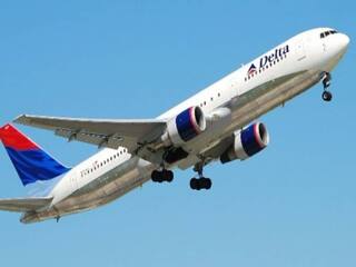 Airlines : நடுவானில் தலைக்கேறிய போதை... ஆண் விமான பணியாளருக்கு முத்தம் கொடுத்த முதியவர்.. பரபர சம்பவம்...!