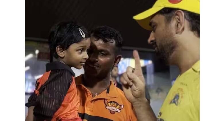 IPL 2023 MS Dhoni s cutest interaction with T Natarajan s daughter loved by Netizens viral Video MS Dhoni Viral: ਐਮਐਸ ਧੋਨੀ 'ਤੇ ਟੀ ਨਟਰਾਜਨ ਦੀ ਧੀ ਵਿਚਾਲੇ ਇੰਝ ਹੋਈ ਗੱਲ, ਵੀਡੀਓ ਨੂੰ ਖੂਬ ਕੀਤਾ ਜਾ ਰਿਹਾ ਪਸੰਦ