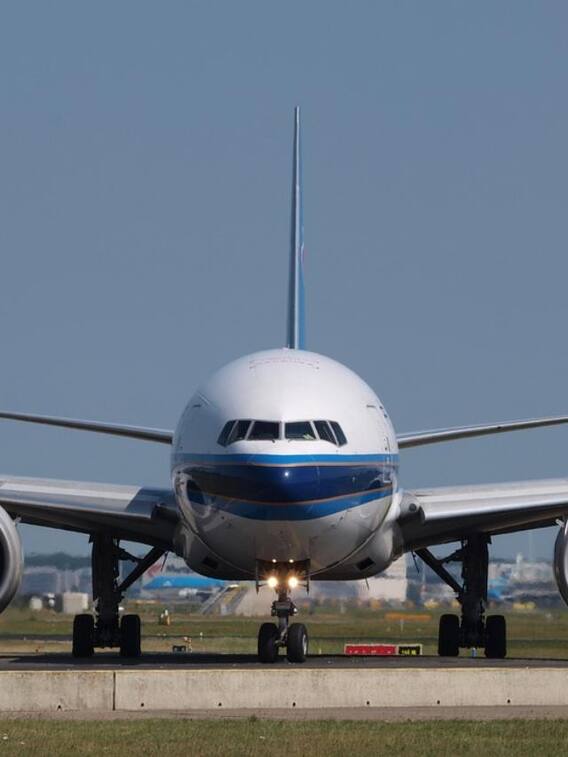 एयरपोर्ट पर पुलिस ने रोका तो कौन देगा टिकट का पैसा?